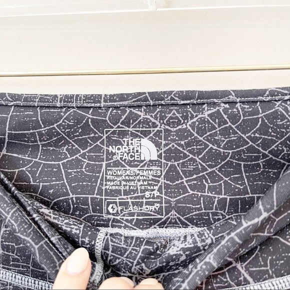 The North Face Women's Flashdry Leggings Crop Gray Print Small - Picture 4 of 6